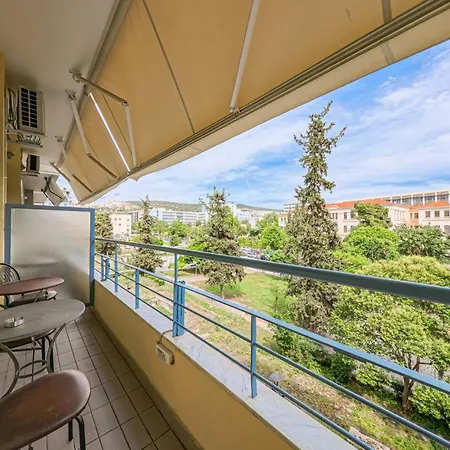 رينتروومز ثيسالونيكي بيت ضيافة 3*