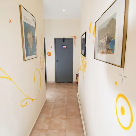 رينتروومز ثيسالونيكي بيت ضيافة 3*